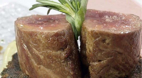 Solomillo de cerdo blanco, trinxat de berza, patatas y crema fina de ajos