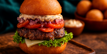 Las hamburguesas de buñuelo revolucionan la cocina urbana colombiana